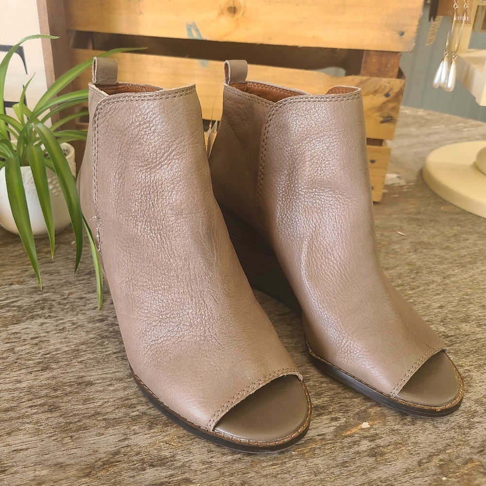 Lucky Brand Taupe Leather Wedge Peep Toe Shoes Size 9.5